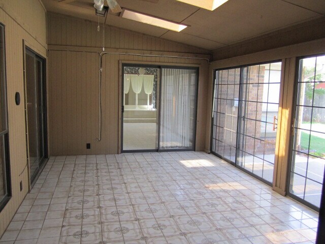 Building Photo - 9900 Rockwell Terrace