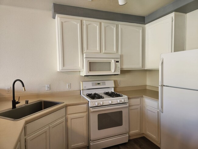 Building Photo - Cozy Condo in the Heart of Green Valley