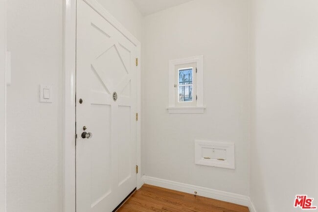 Building Photo - 125 N Orange Dr