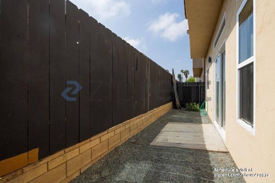 Building Photo - Unit