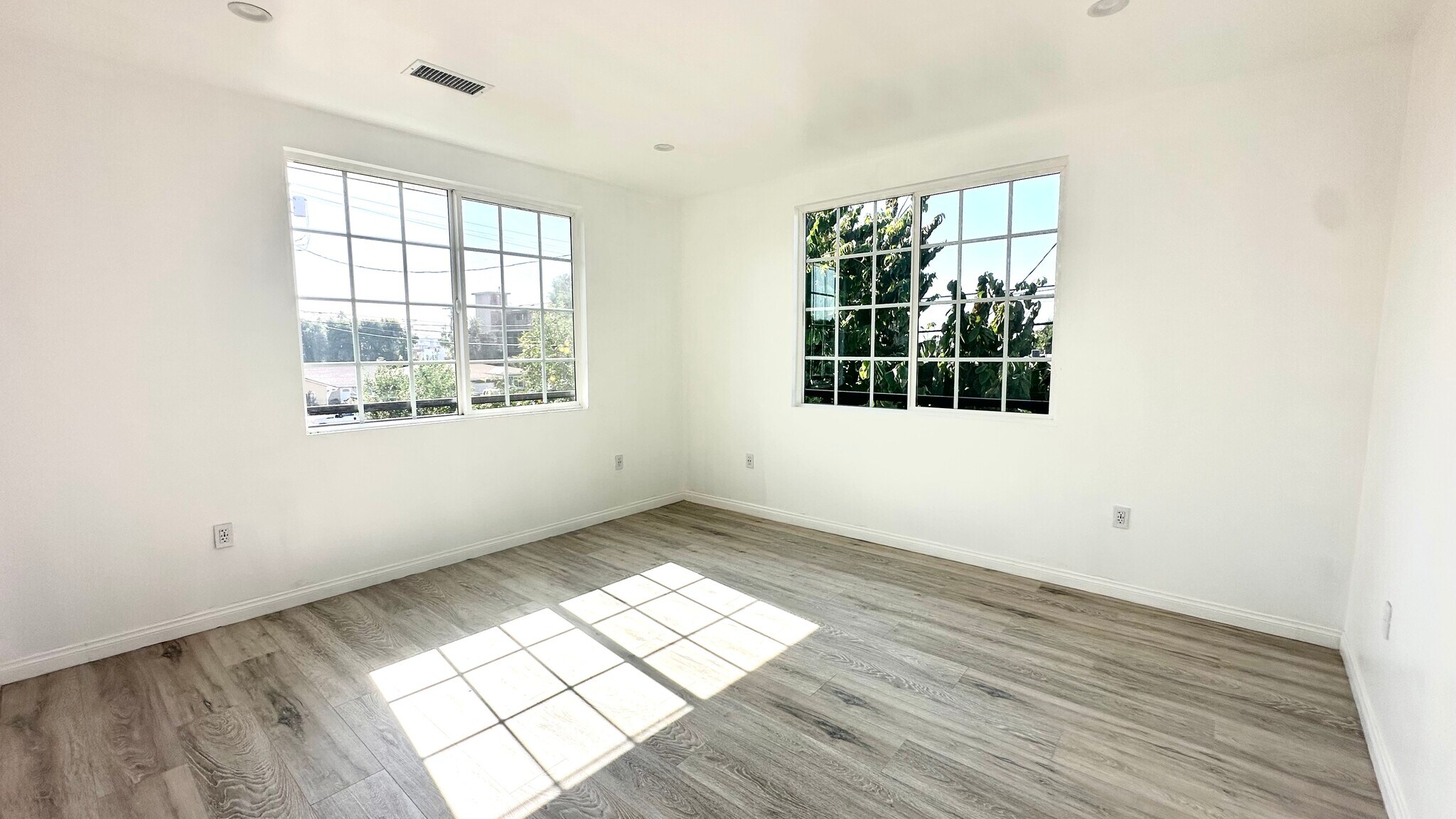 Building Photo - 16023 Wyandotte St