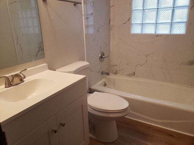 Building Photo - 2237 W Rohr Ave