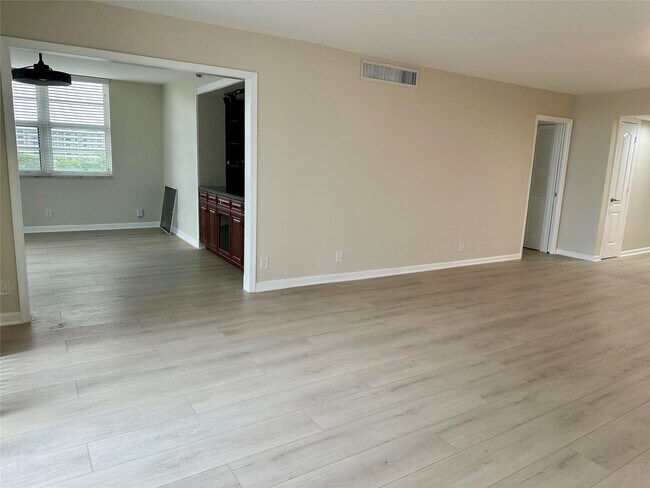 Building Photo - 3510 Oaks Way