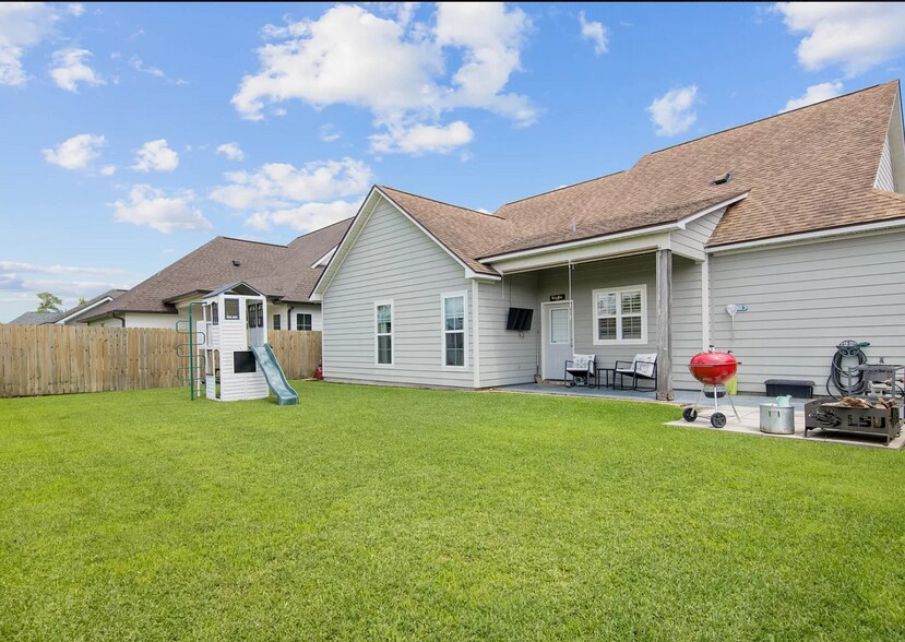Building Photo - 205 Oak Path Dr