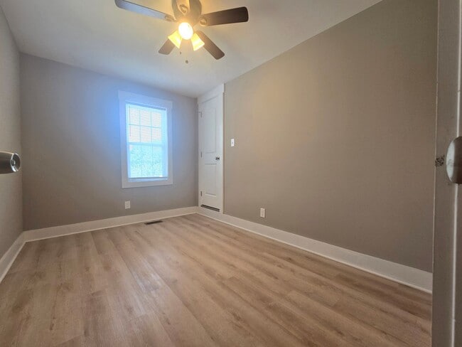 Building Photo - Adorable, remodeled 3br/2ba house close to...