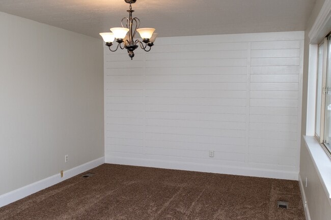 Building Photo - 176 E 200 S