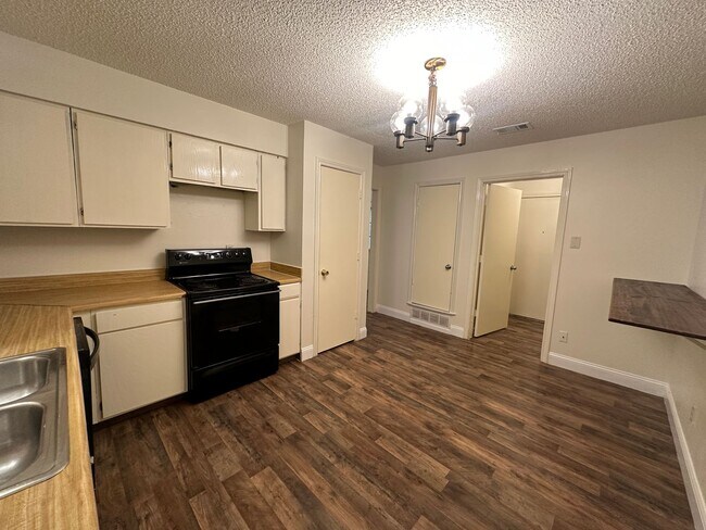 Building Photo - 5415-5415 Brookhollow Dr