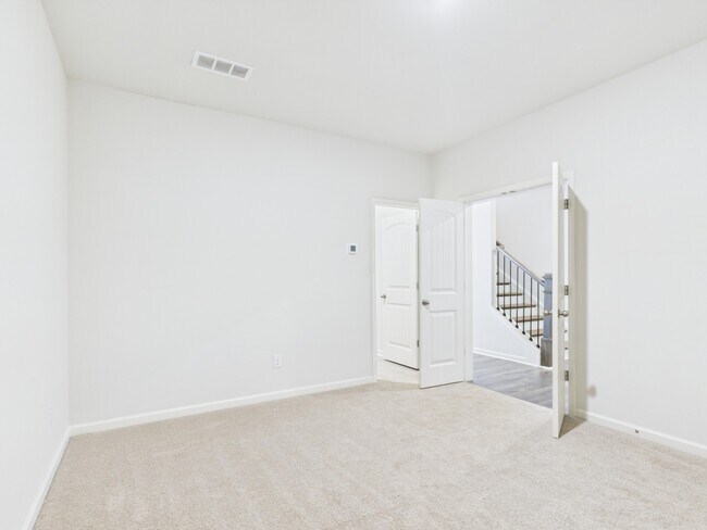 Building Photo - 3 Bed, 3.5 Bath, Finished Basement room, 2 car garage, walkable to Woodstock Middle and High scho...