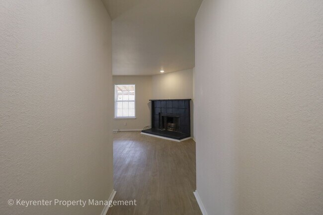 Building Photo - E 31st Ct Duplex