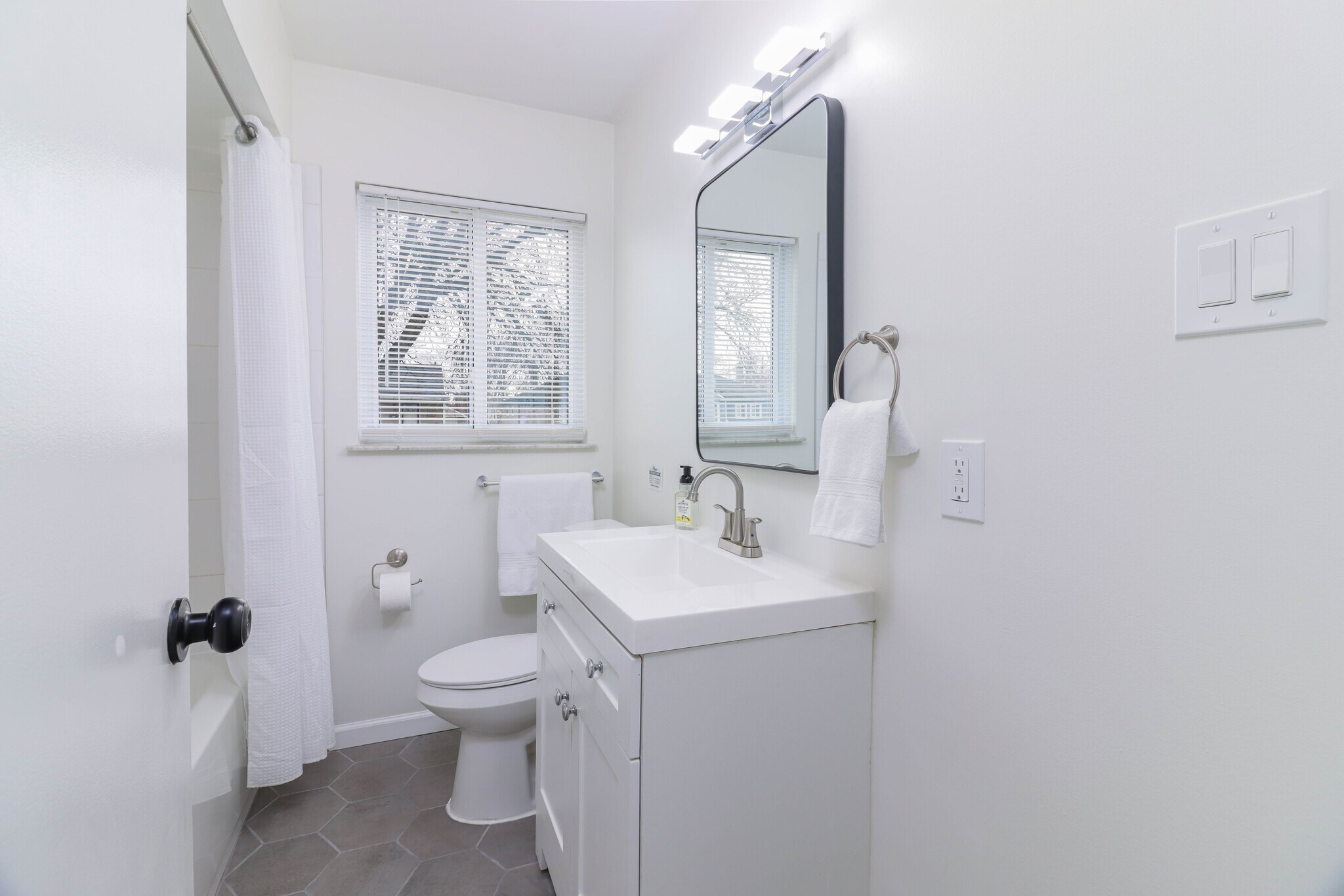 Building Photo - 29744 Rosslyn Ave