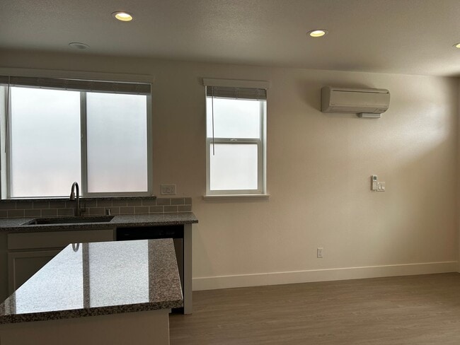 Building Photo - 1 BED 1 BATH JR ADU 2 months Free rent is applied to the 2nd month and the last month.