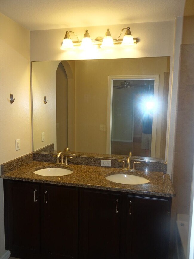 Building Photo - 4 bedroom, 2.5 bath, 1 car garage townhouse