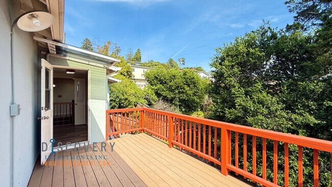 Building Photo - Attractive Mid-Century Modern Dimond Distr...