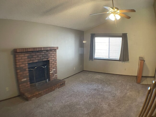 Building Photo - Super End unit Townhouse!!