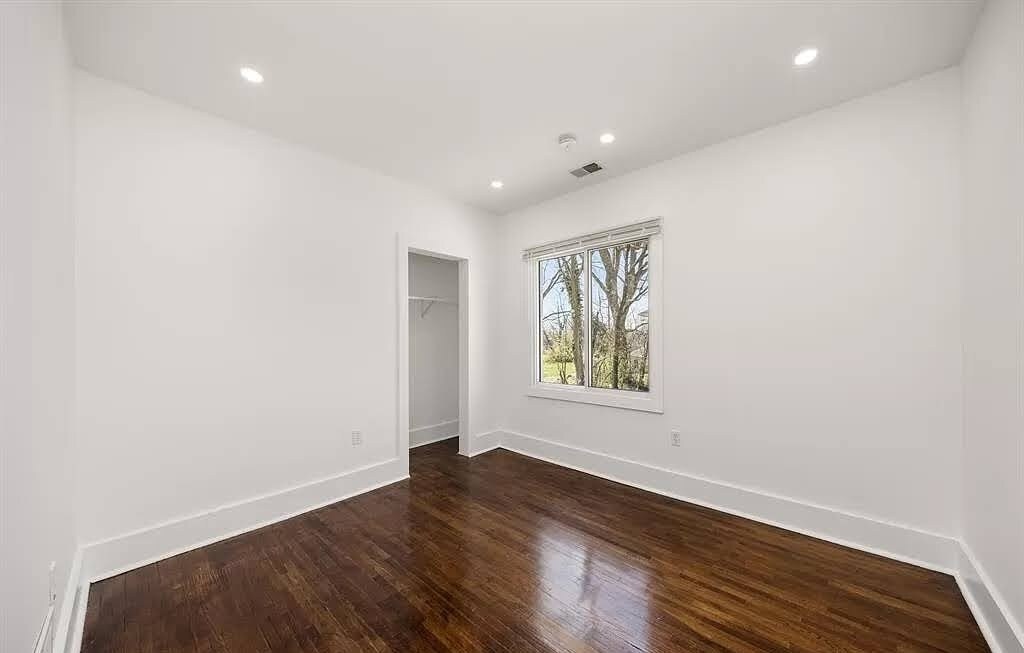 Building Photo - 1975 Gladstone St