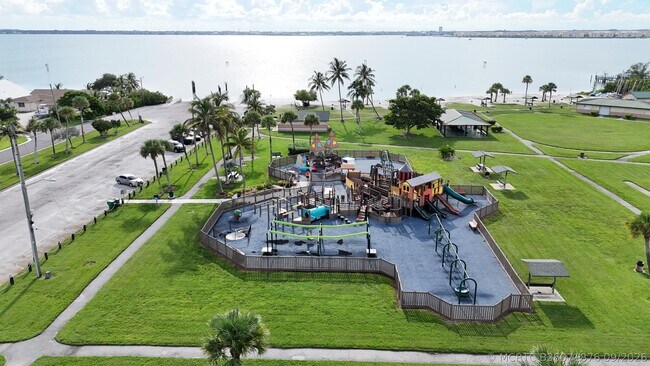 Building Photo - 1811 Melaleuca Dr