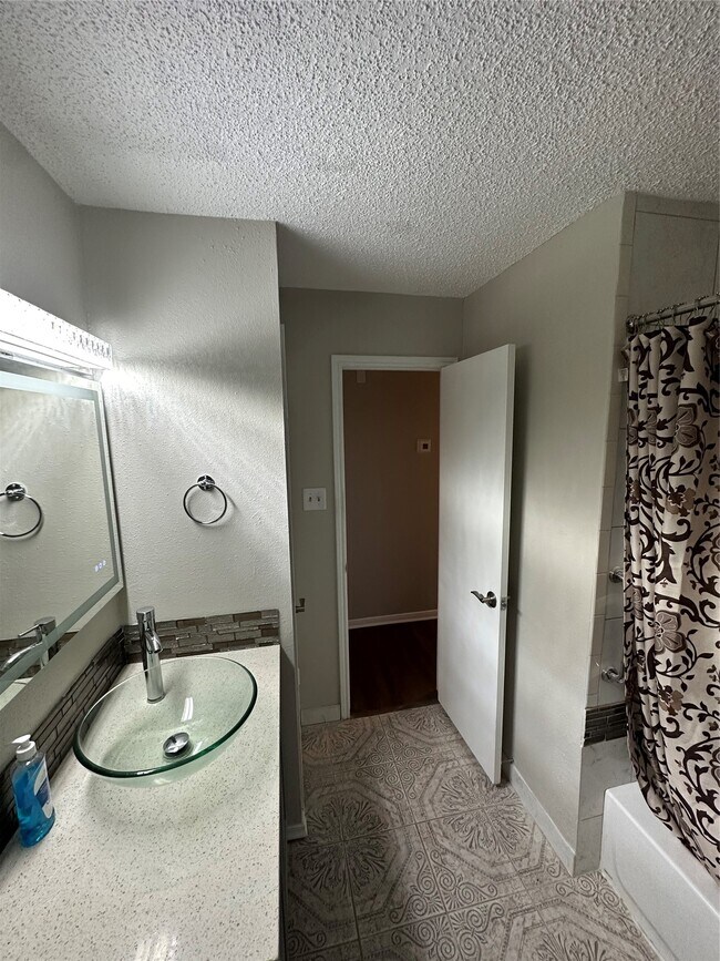 Building Photo - 15935 Kenbrook Dr