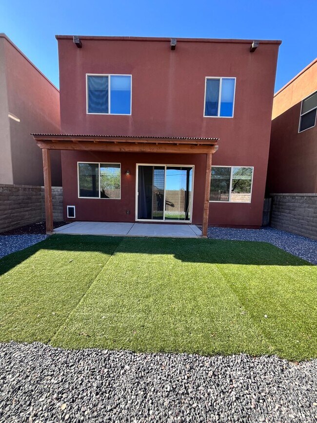 Building Photo - Central- FURNISHED 4 bedroom/ 3 bathroom h...