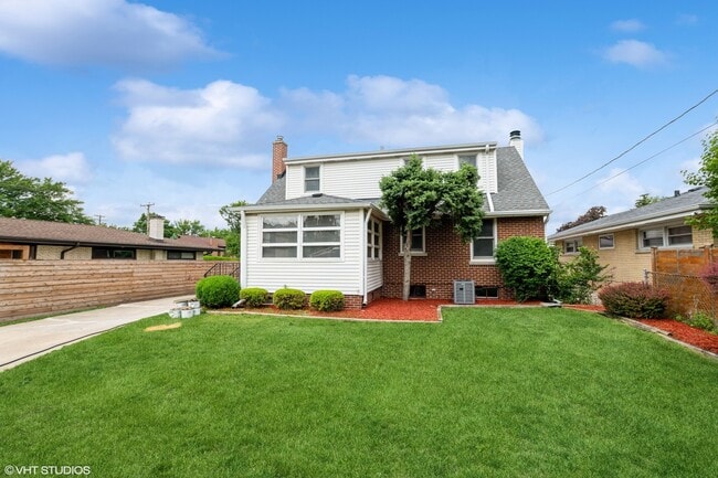 Building Photo - 1001 Oakton St