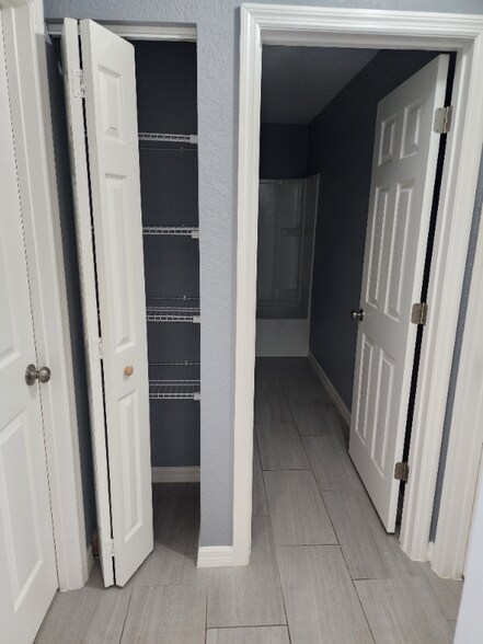 Building Photo - 202 Oak Ln Cir