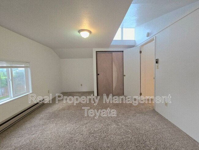 Building Photo - 2475 Yew Street Rd