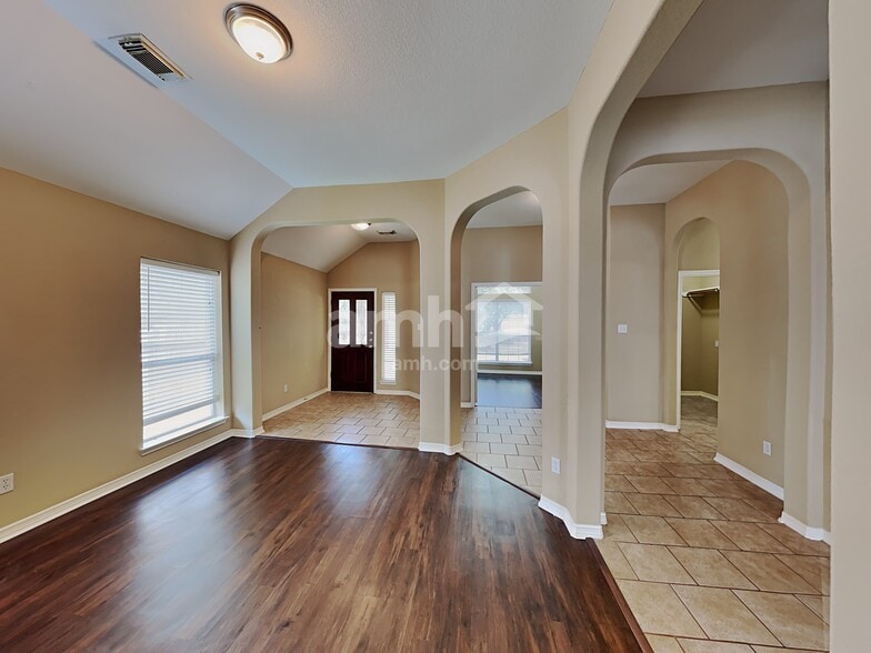 Building Photo - 214 Autumn Creek Ln