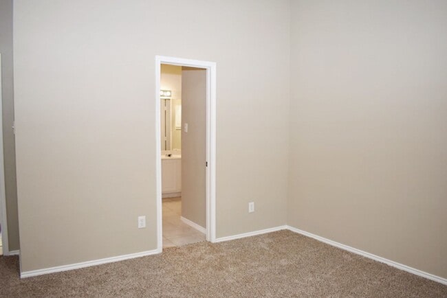 Building Photo - Beautiful 3-2-2 in desirable area of Fort ...