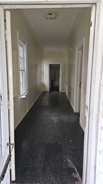 Building Photo - 806 E Caswell St