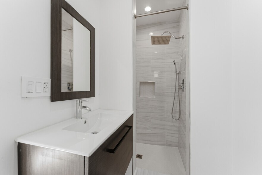 Building Photo - 824 S Holt Ave