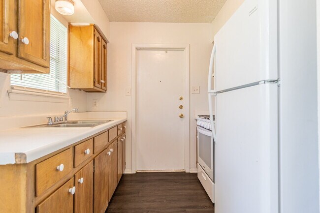 Building Photo - 4910 Tennyson Dr
