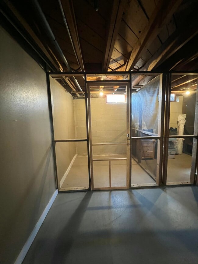 Building Photo - 1335 W Main St