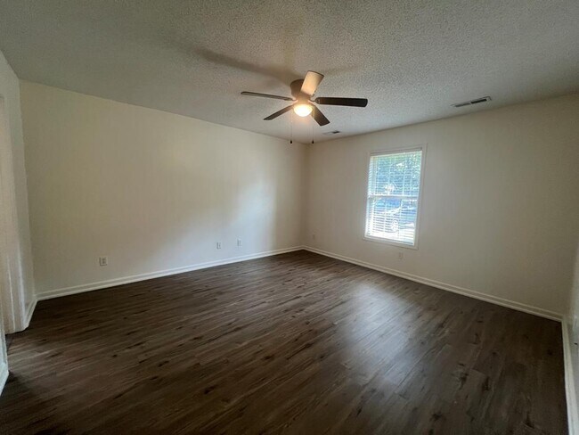 Building Photo - 3290 Valencia Dr