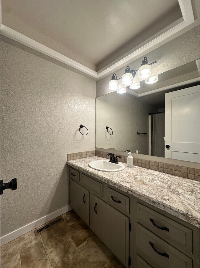 Building Photo - Beautifully Remodeled 3 Bedroom, 2 Bathroom Home – Move-In Ready!