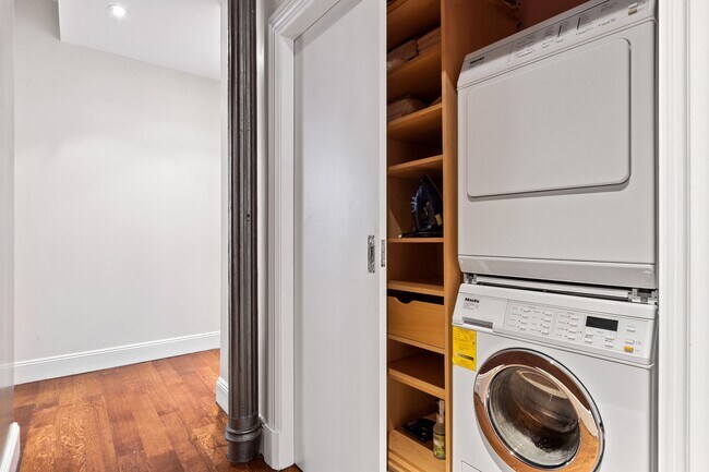 Building Photo - 10 E 14th St