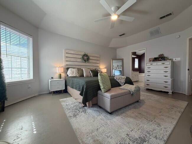 Building Photo - 1021 Kirby Ave