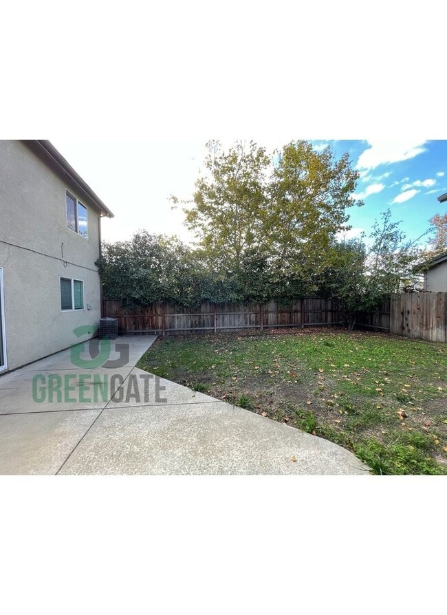 Building Photo - Two story 4 bedroom, 2.5 bath home in Stoc...