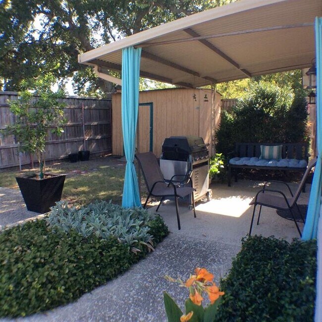 Building Photo - 503 Cozby St N