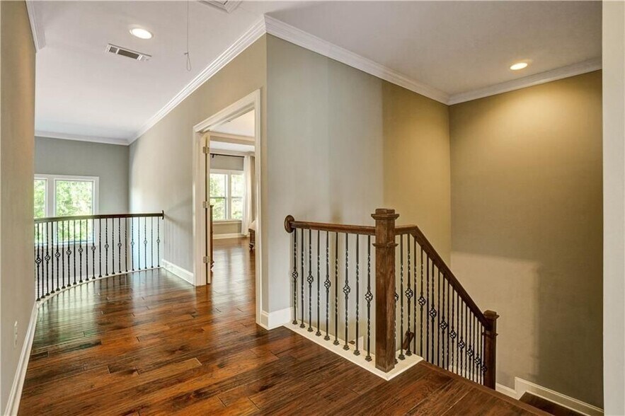 Building Photo - 633 Leland Pkwy