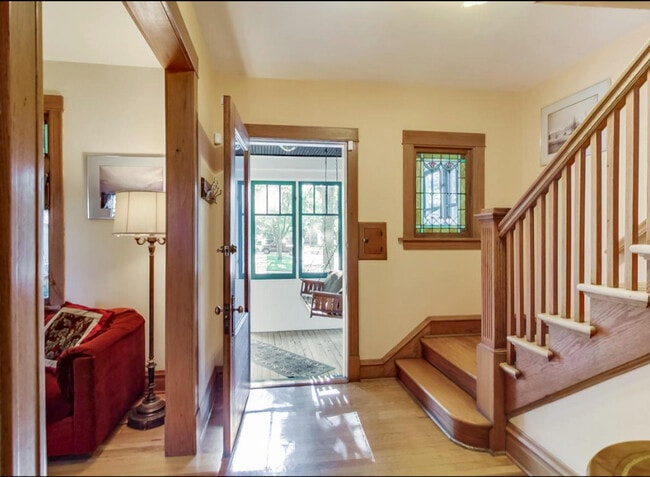 Building Photo - 804 S Grove Ave