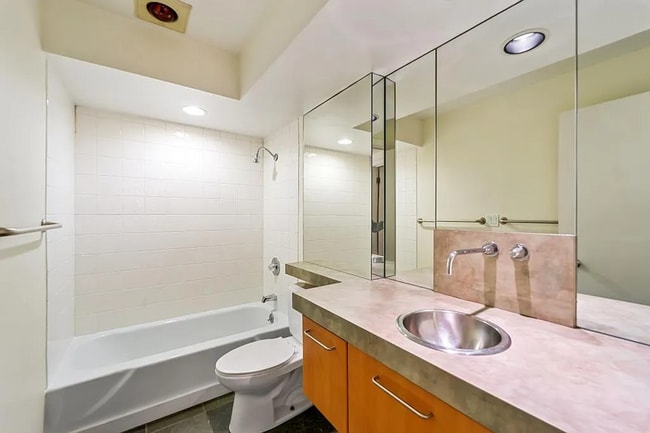 Building Photo - 2Bd/1Ba Seattle Condo