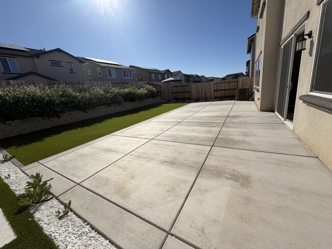 Building Photo - Beautiful 5 bedroom, 4 bathroom 2 story home in Rancho Cordova!!!