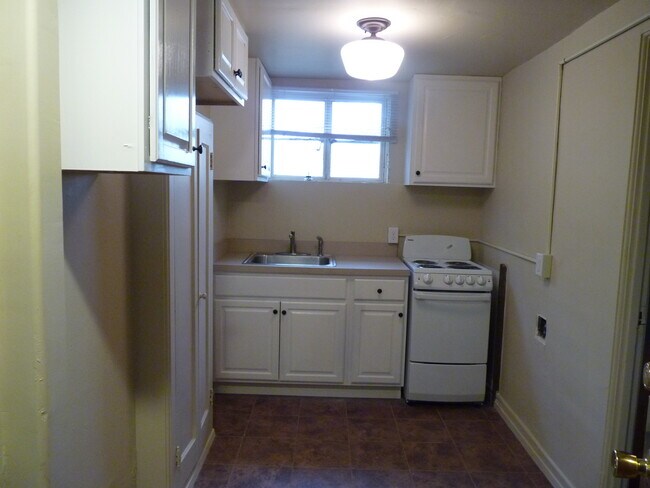Primary Photo - 627 S Bernard St