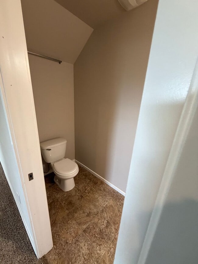 Building Photo - Check out our move in special on this charming Very Spacious 2-Story Home for Rent in Pasco, WA!