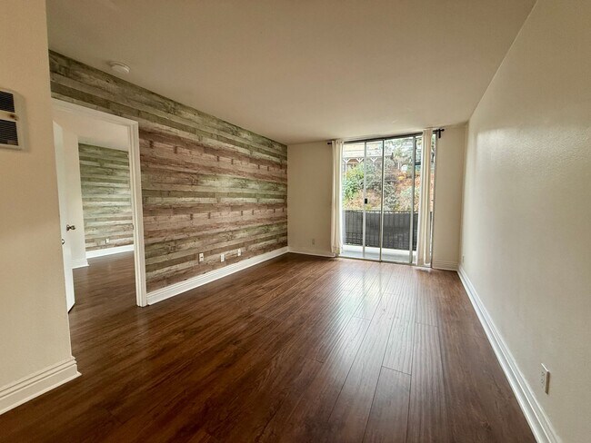 Building Photo - Location! Location! 1 Bedroom Condo in Mis...