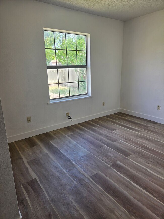 Building Photo - 1504 W Mann Ave