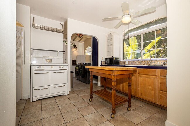 Building Photo - Warm & Welcoming Home Near Melrose with Room to Live, Work & Create