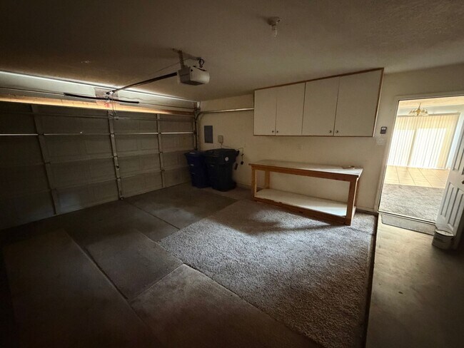 Building Photo - Spacious 3-Bedroom