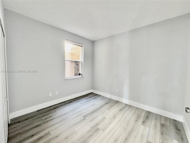 Building Photo - 120 Jacaranda Country Club Dr