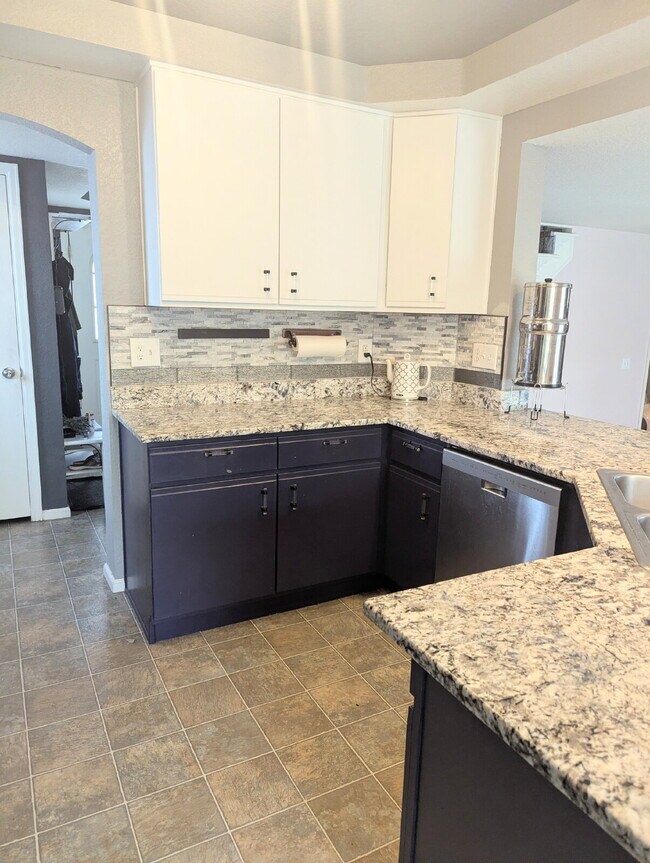 Building Photo - Gorgeous Denver Home - Real Granite Counte...
