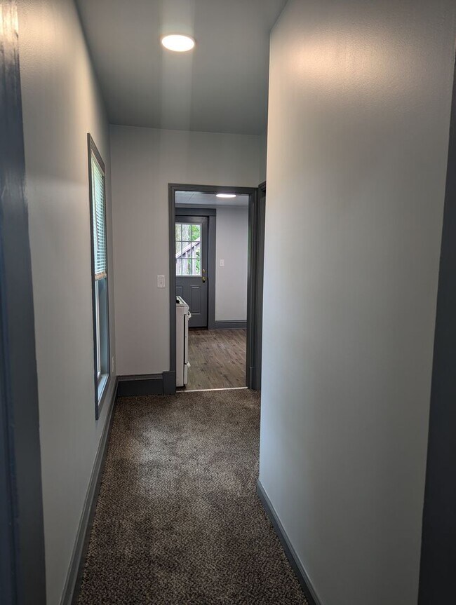Building Photo - Newly Remodeled 2nd floor Apartment with v...